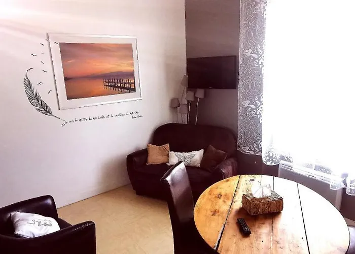 Dans Charmante Batisse De Maitre Compiegnoise *